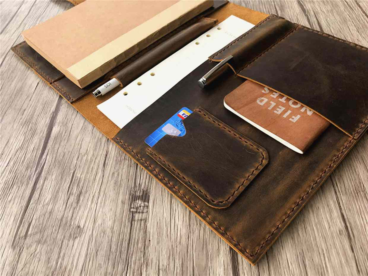 Bìa sổ tay bằng da mộc mạc, thiết kế theo yêu cầu cá nhân.