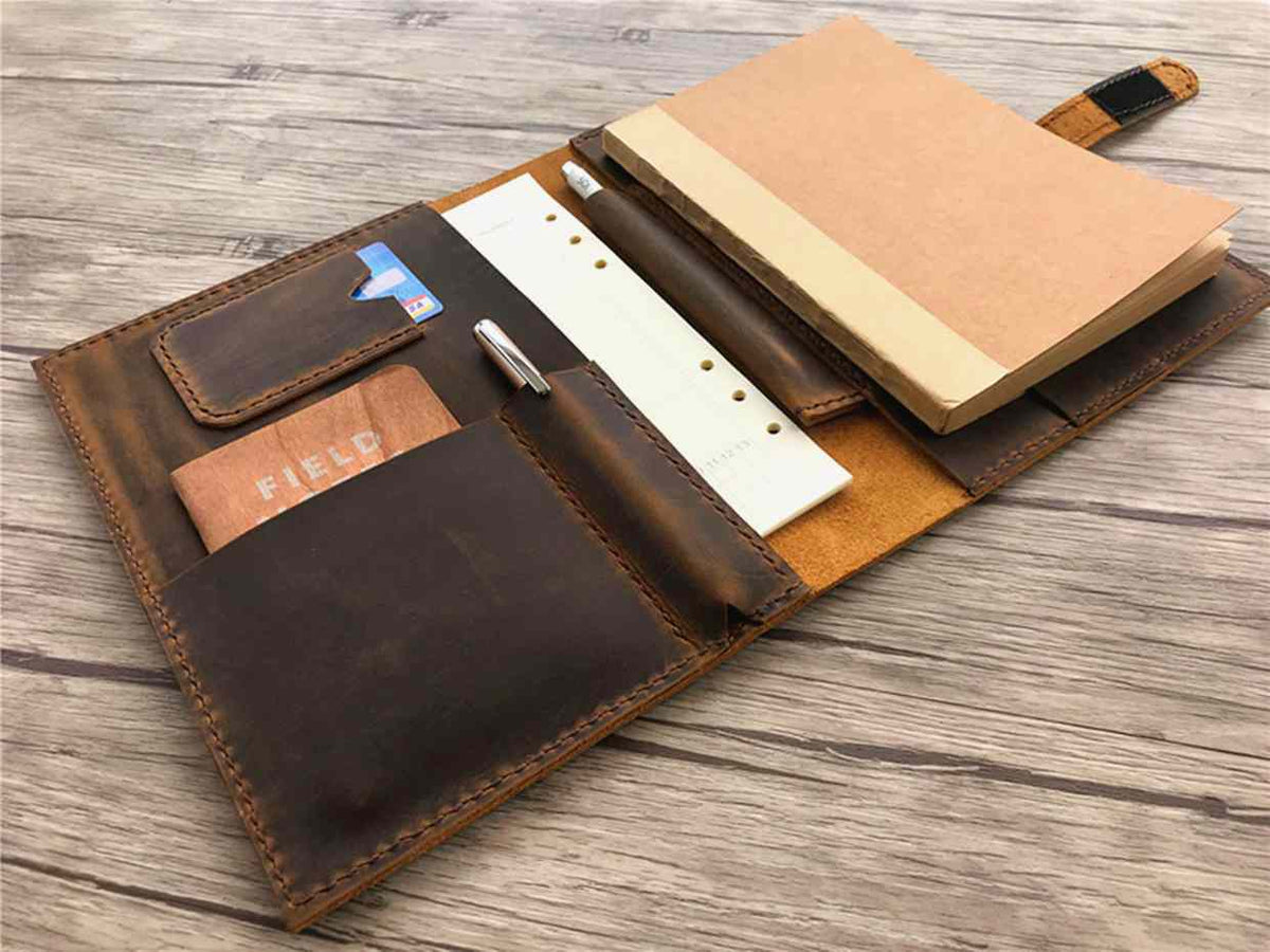 Bìa sổ tay bằng da mộc mạc, thiết kế theo yêu cầu cá nhân.
