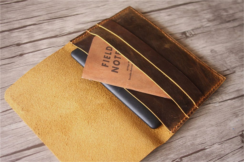 Bao da thủ công màu nâu dành cho Kindle Oasis.