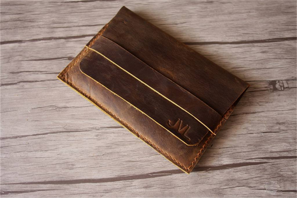 Bao da thủ công màu nâu dành cho Kindle Oasis.