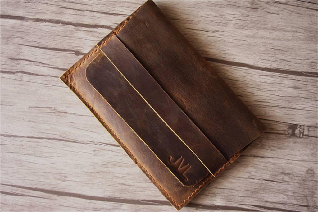 Bao da thủ công màu nâu dành cho Kindle Oasis.