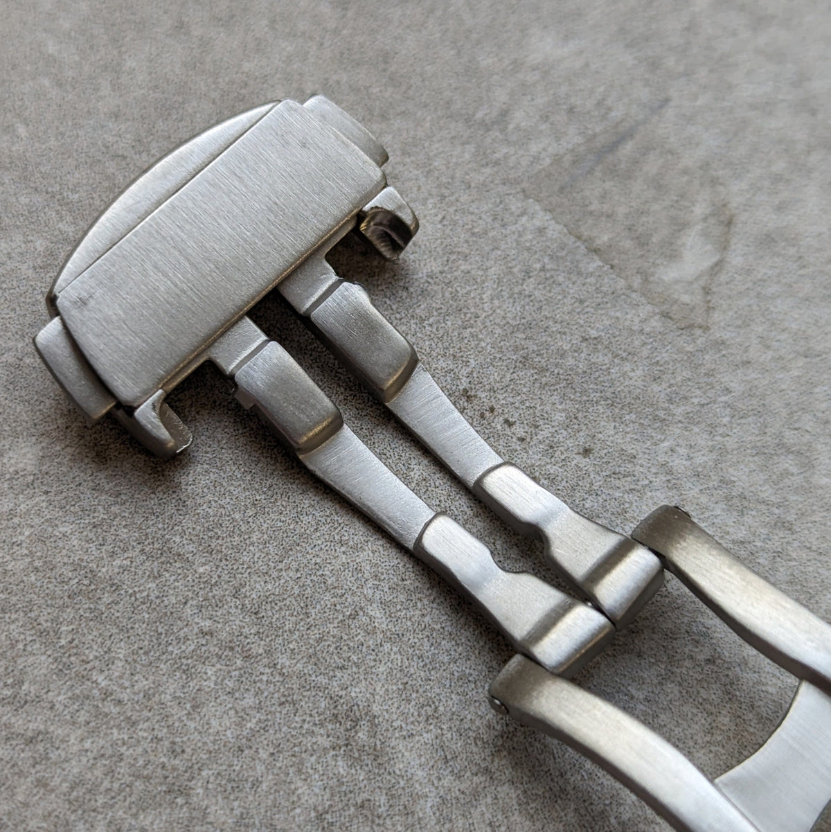 Khóa cài kiểu Omega