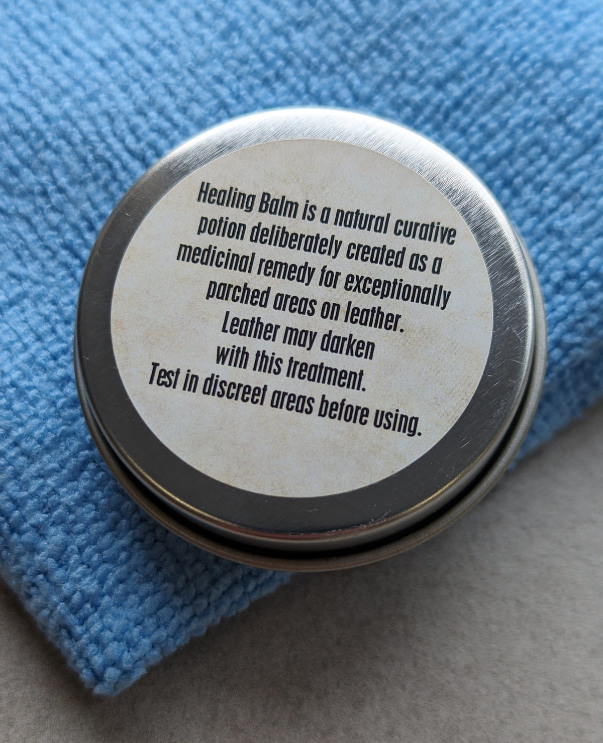 Sáp dưỡng da Chamberlain's Leather Healing Balm - Hộp thiếc 1oz kèm khăn lau.