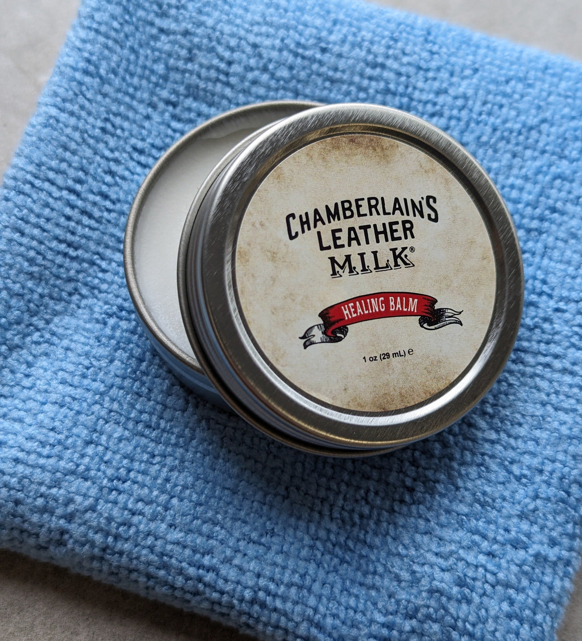 Sáp dưỡng da Chamberlain's Leather Healing Balm - Hộp thiếc 1oz kèm khăn lau.