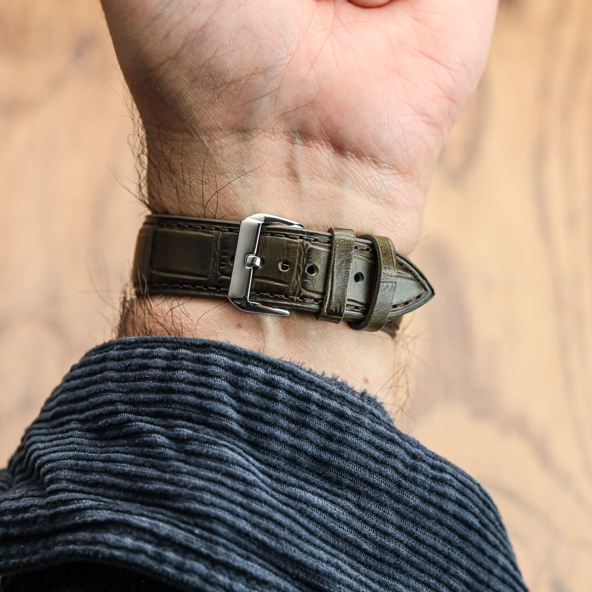 Vòng đeo tay de Montre en Cuir Artisanal Louvain Croc - Vert Olive Élégant