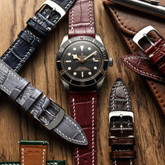 Arnem Handgenähtes Armband aus Kalbsleder mit Alligator-Muster ở Kastanienbraun