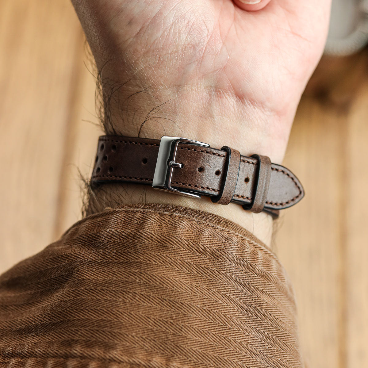 Lav Strap và Cuir Perforé Missouri de WatchGecko - Marron Foncé Élégant