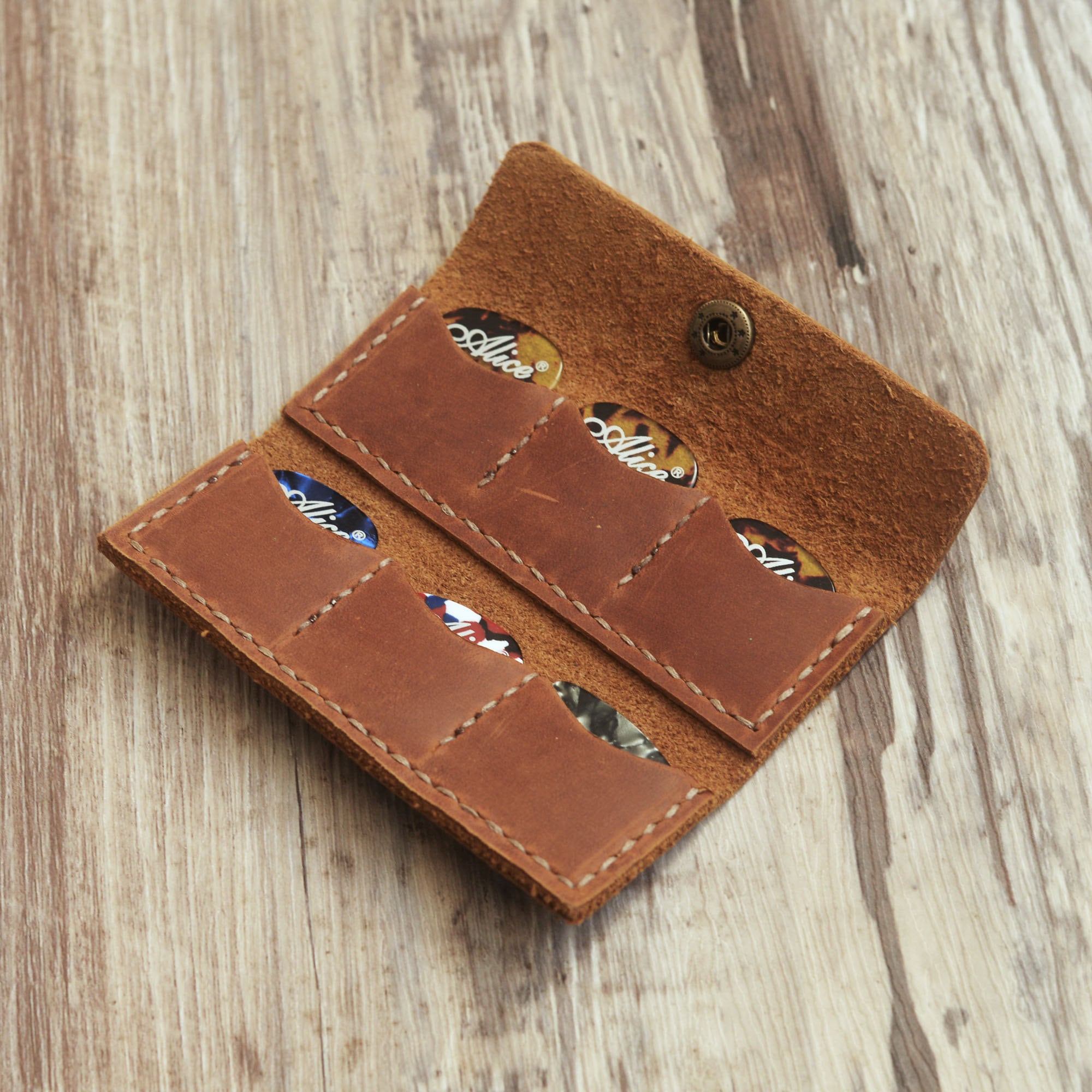 Étui Personnalisé pour médiators de guitare, pochette porte-médiators en cuir vieilli, rangement pour 6 médiators – Cadeau parfait pour musiciens de guitare et ukulélés