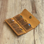 Étui porte-picks en cuir hoa điêu khắc avec pochette pour 6 médiators, accessoire élégant en cuir marron pour guitares et musiciens