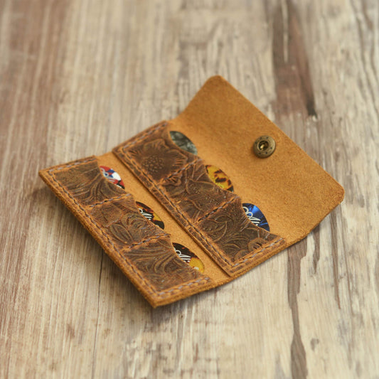 Étui porte-picks en cuir hoa điêu khắc avec pochette pour 6 médiators, accessoire élégant en cuir marron pour guitares et musiciens