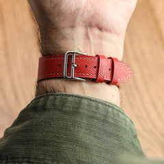 Vòng tay de montre và cuir saffiano rouge Brixham cho một phong cách thanh lịch và tinh tế