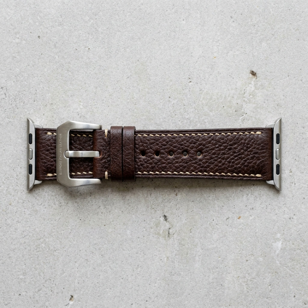 Dây Da Bò Mill Hạt Apple Watch Khâu Chỉ Kem — Nâu Chocolate — 01 Hero Flatlay Studio 90°
