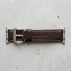 Dây Da Bò Mill Hạt Apple Watch Khâu Chỉ Kem — Nâu Chocolate — 01 Hero Flatlay Studio 90°