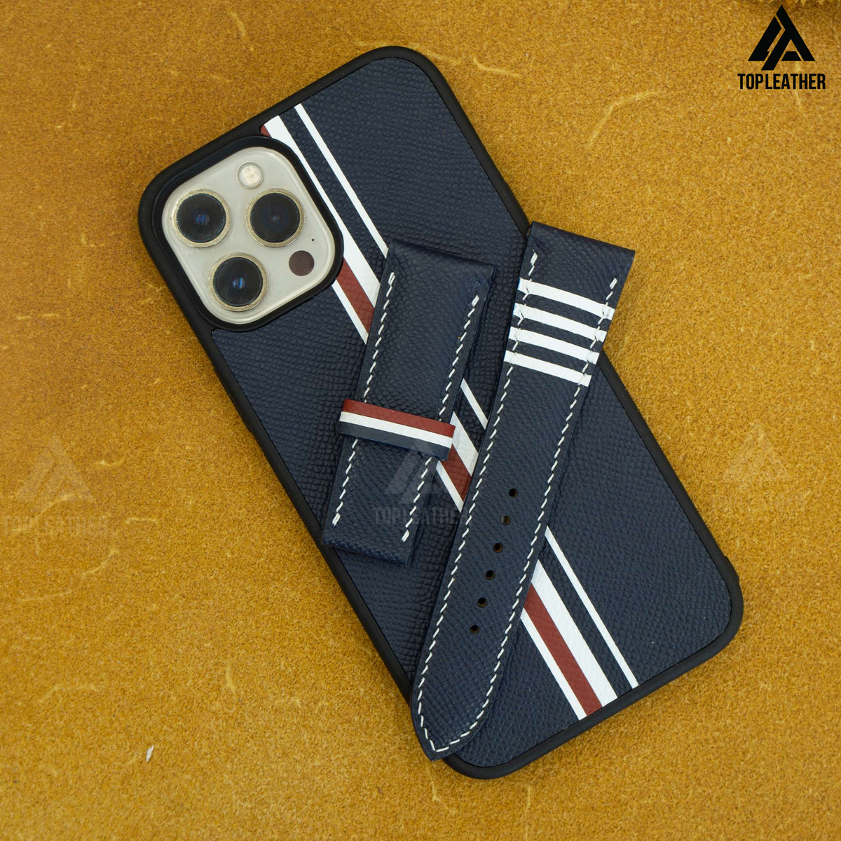 Ốp điện thoại iPhone bằng da Epsom - Màu xanh navy phối với họa tiết kẻ caro trắng và đỏ.