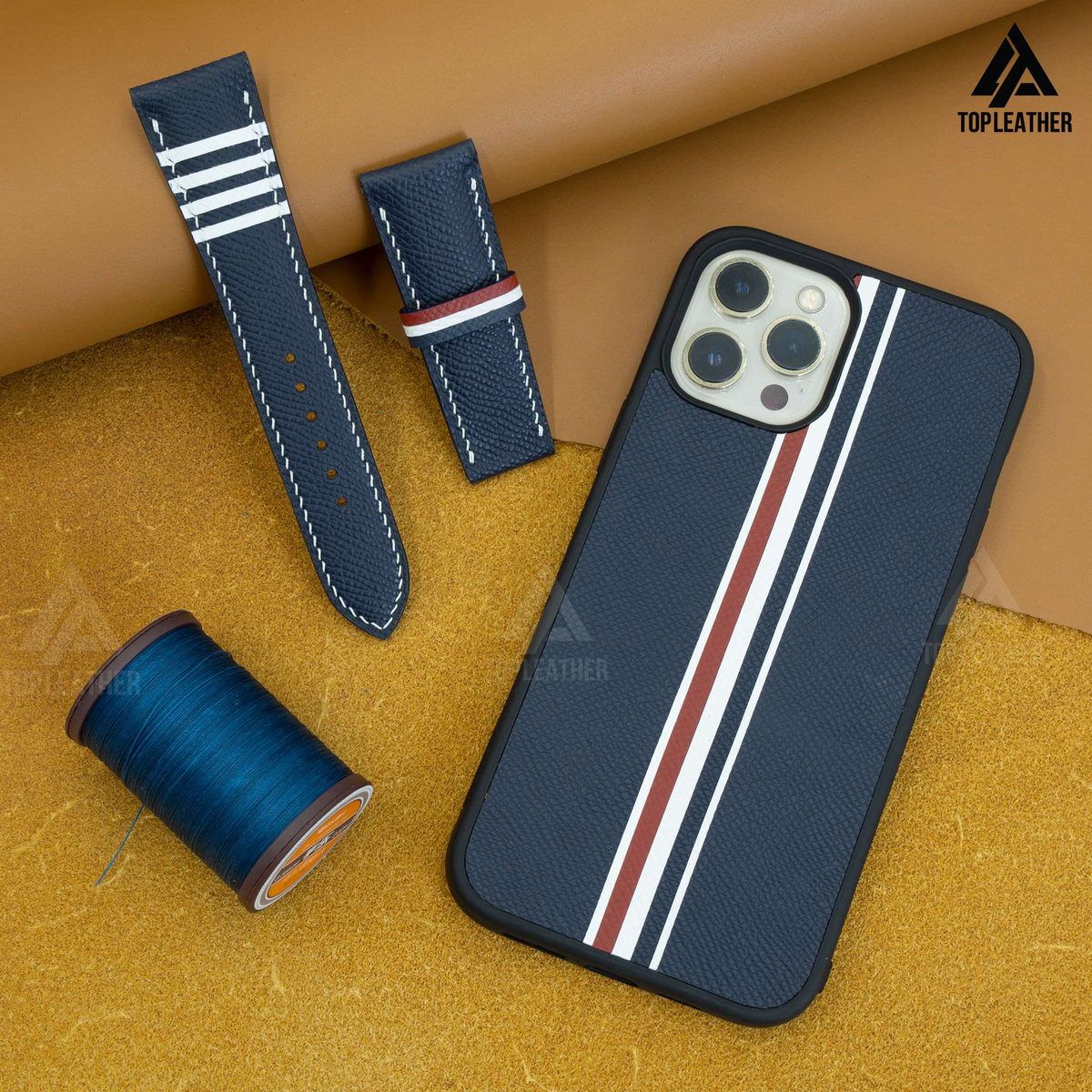 Ốp điện thoại iPhone bằng da Epsom - Màu xanh navy phối với họa tiết kẻ caro trắng và đỏ.
