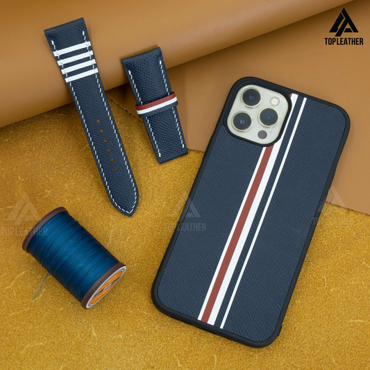 Ốp điện thoại iPhone bằng da Epsom - Màu xanh navy phối với họa tiết kẻ caro trắng và đỏ.