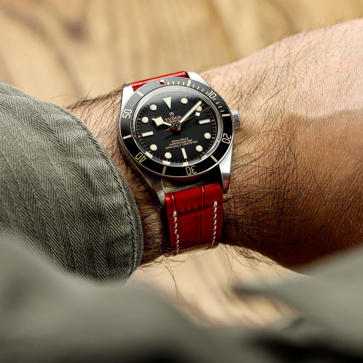 Armen Handgenähte Kalbsleder-Uhrenarmband mit Alligator-Optik ở Leuchtendem Rot