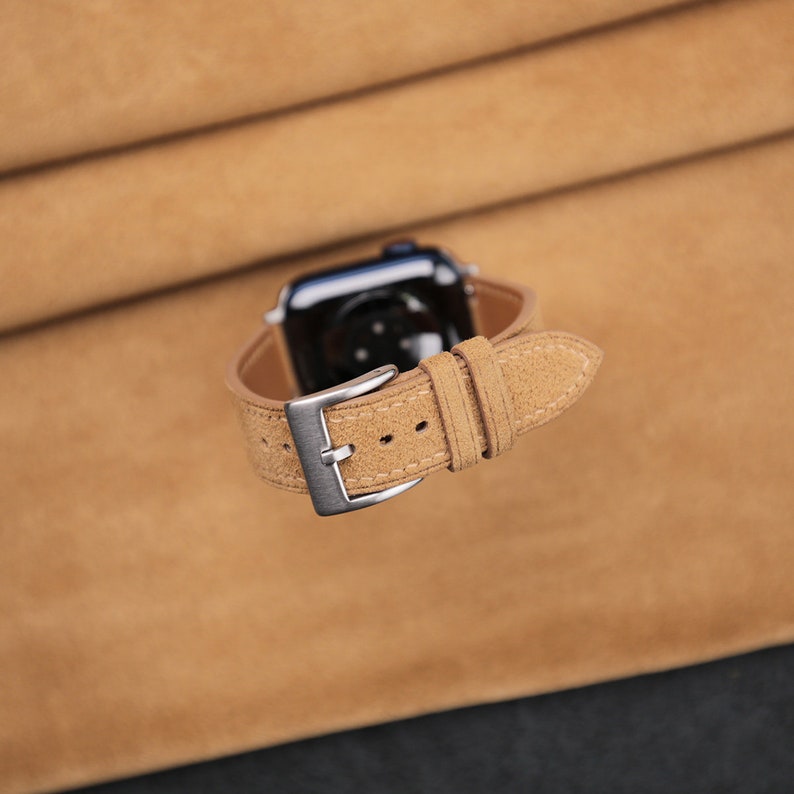 Dây đeo Apple Watch bằng da lộn màu nâu nhạt, kích thước 38mm, 40mm, 41mm, 42mm, 44mm, 45mm, phù hợp với tất cả các dòng sản phẩm. Quà tặng dây đeo đồng hồ bằng da lộn dành cho nam và nữ.
