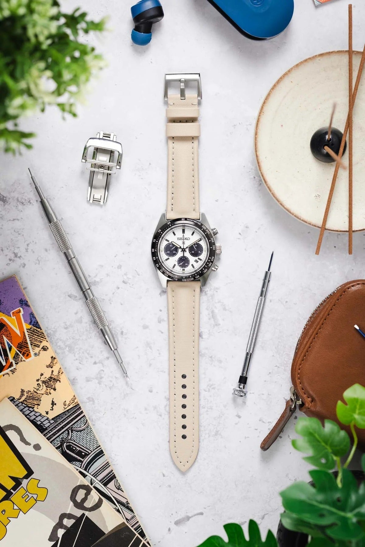 Dây đeo đồng hồ Artem Straps Classic bằng vải buồm màu be với đường chỉ khâu màu be.