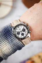 Dây đeo đồng hồ Artem Straps Classic bằng vải buồm màu be với đường chỉ khâu màu be.