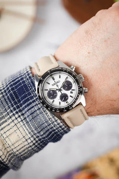Dây đeo đồng hồ Artem Straps Classic bằng vải buồm màu be với đường chỉ khâu màu be.