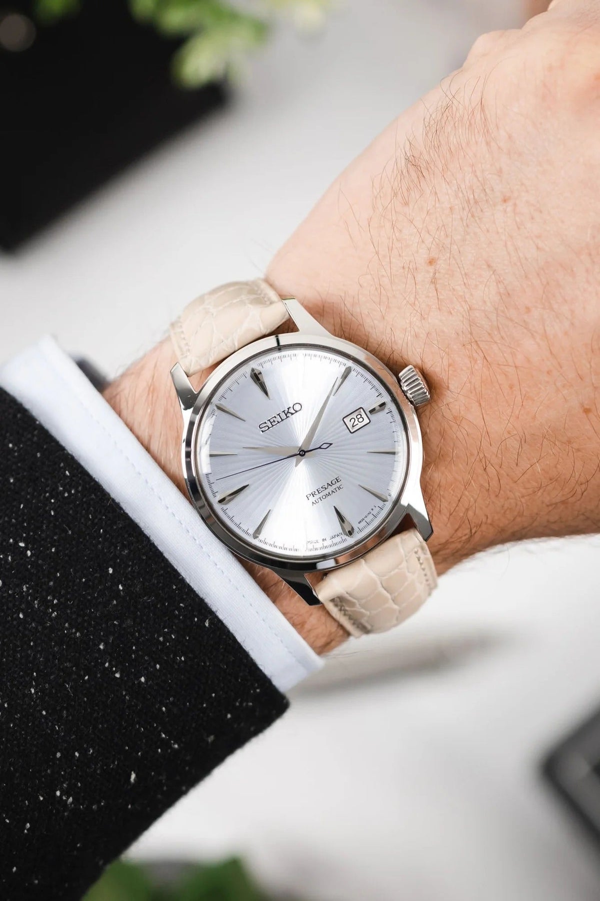 Dây đeo đồng hồ Hirsch ARISTOCRAT bằng da dập vân cá sấu màu BEIGE