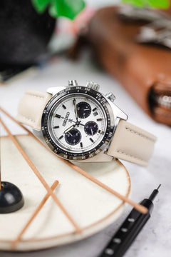 Dây đeo đồng hồ Artem Straps Classic bằng vải buồm màu be với đường chỉ khâu màu be.