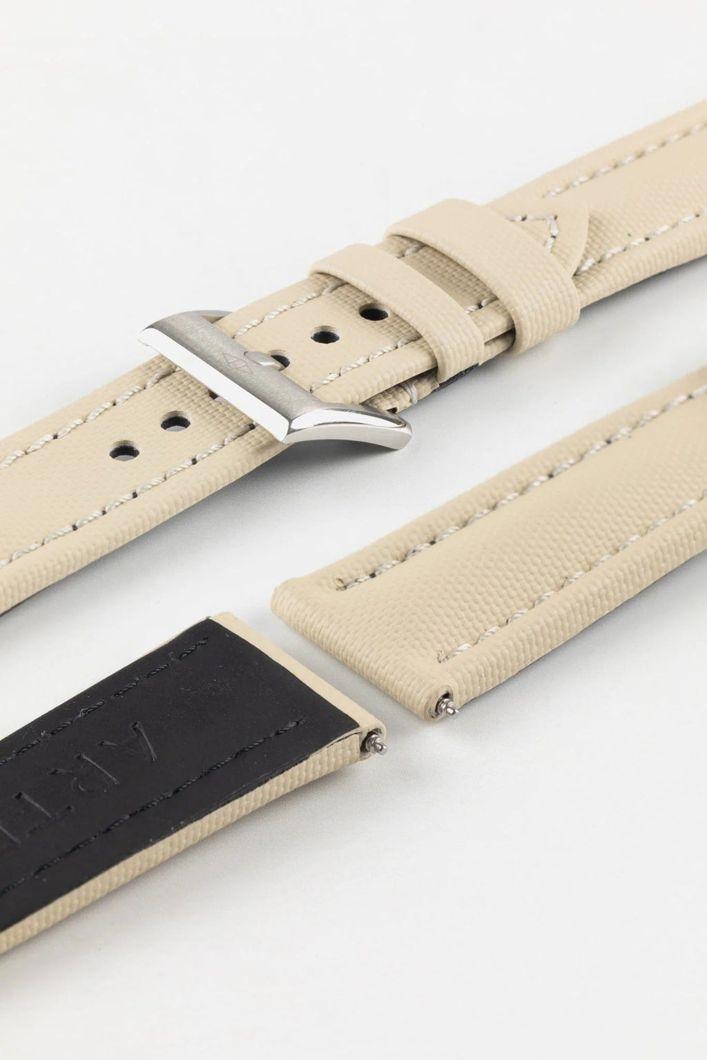 Dây đeo đồng hồ Artem Straps Classic bằng vải buồm màu be với đường chỉ khâu màu be.