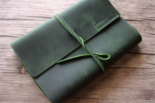 Sổ lưu niệm bằng da cá nhân hóa để tưởng nhớ người thân yêu.