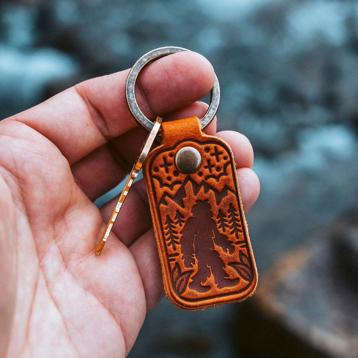 Móc khóa hình Sasquatch bằng da - Màu nâu nhạt kiểu Anh