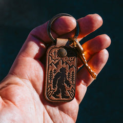 Móc khóa hình Sasquatch bằng da - Màu tự nhiên