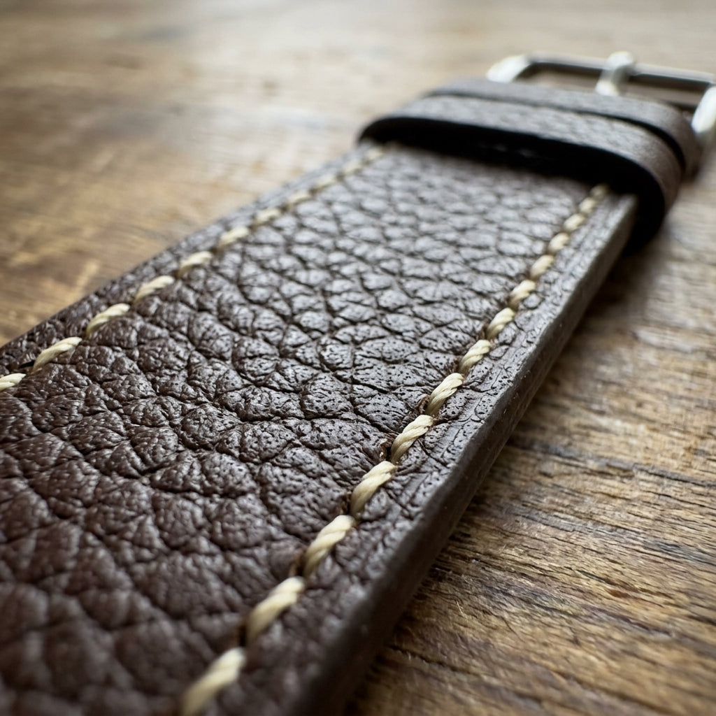 Dây Da Bò Mill Hạt Apple Watch Khâu Chỉ Kem — Nâu Bò Saddle Tan — 02 Macro Thớ Vân Da Mill Hạt & Chỉ Khâu Kem