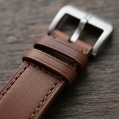 Barenia Chestnut Brown — chỉ Deep Navy / 2 đỉa Deep Navy — dây phẳng — Macro Stitch & Keeper