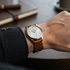 Barenia Chestnut Brown — chỉ Deep Navy / 2 đỉa Deep Navy — dây phẳng — On-Wrist Mechanical