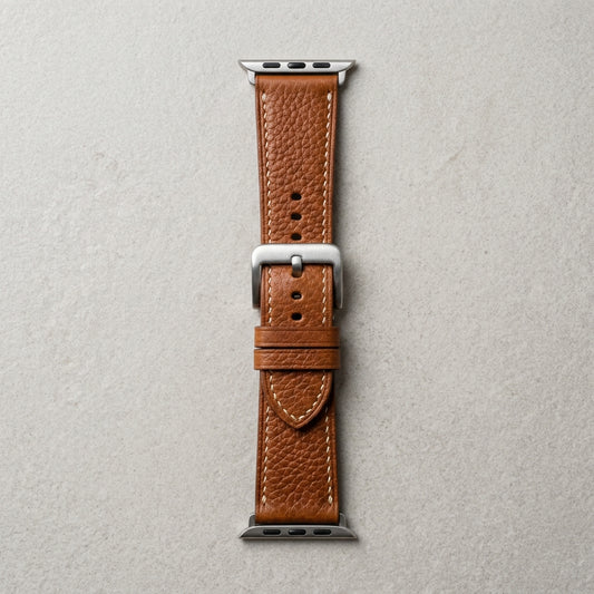 Dây Da Bò Mill Hạt Apple Watch Khâu Chỉ Kem — Nâu Bò Saddle Tan — 01 Hero Flatlay Studio 90°